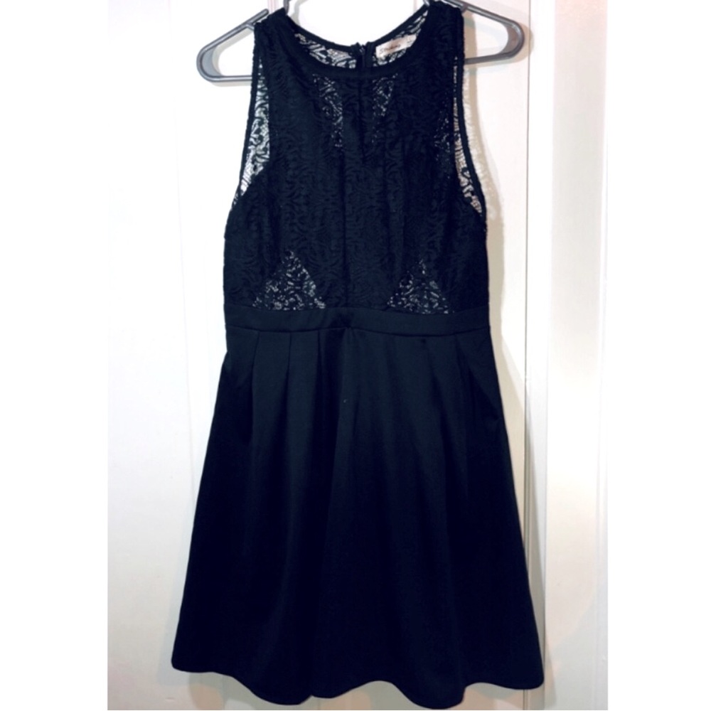 [STRIKING] BNWOT Cut-Out Lace LBD Dress